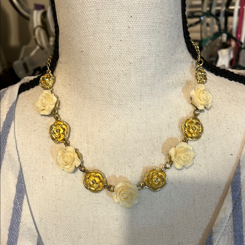 Elegant Gold Tone And Cream Rose Necklace